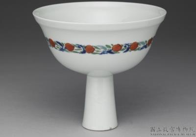 图片[2]-Stem bowl with decoration of flowers and birds in wucai polychrome enamels on a white ground, Qing dynasty (1644-1911)-China Archive